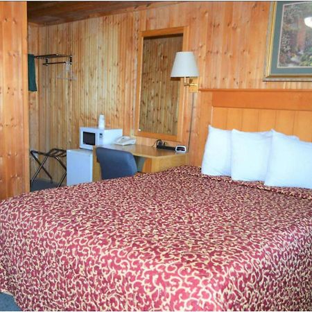Green Acre Motel By Oyo Near Rush County Airport La Crosse エクステリア 写真