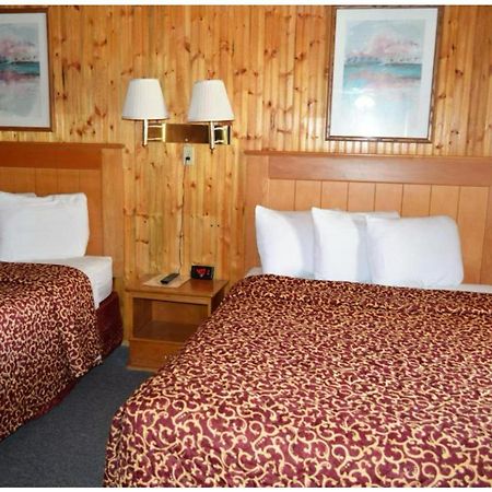 Green Acre Motel By Oyo Near Rush County Airport La Crosse エクステリア 写真