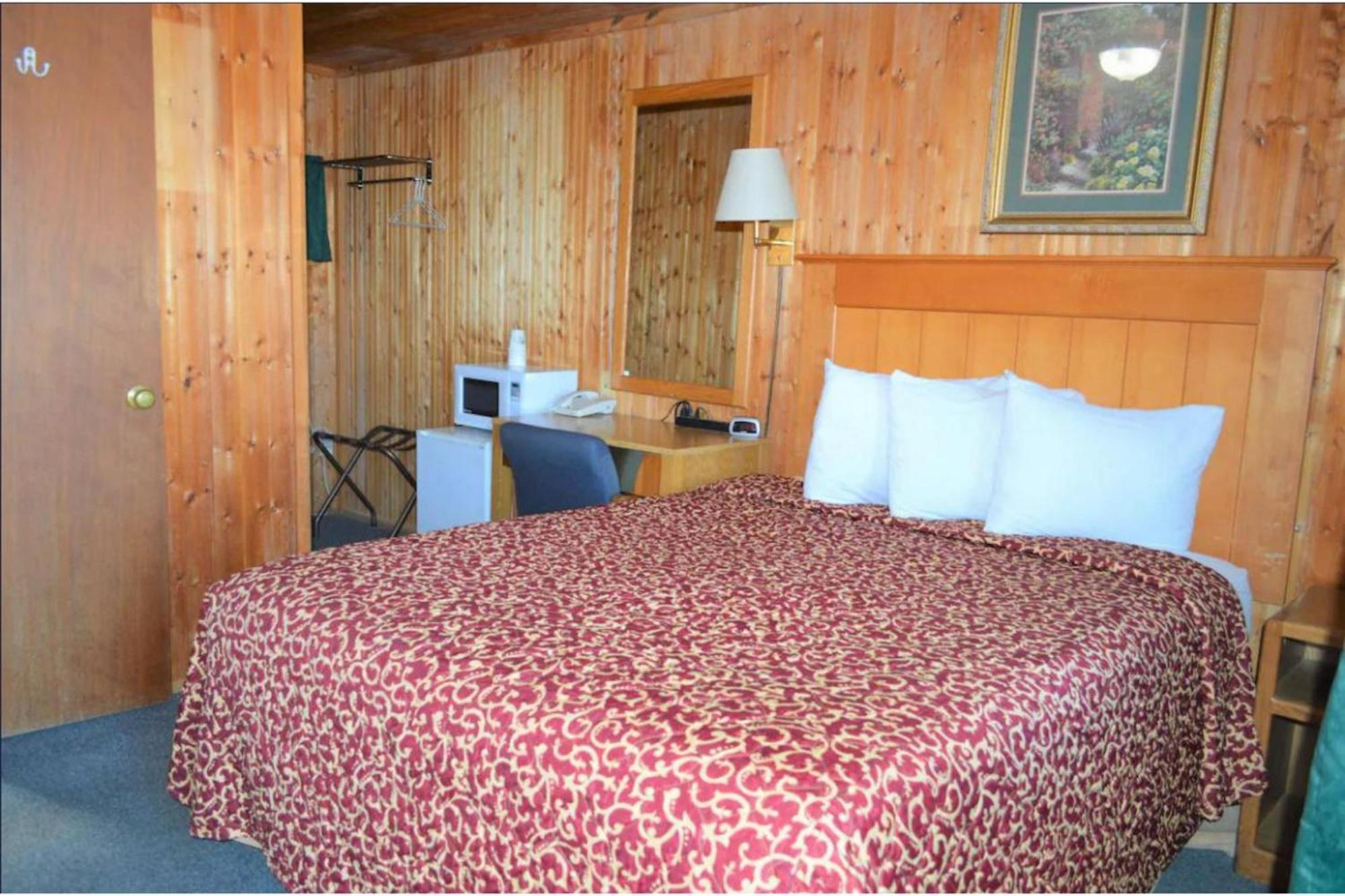 Green Acre Motel By Oyo Near Rush County Airport La Crosse エクステリア 写真