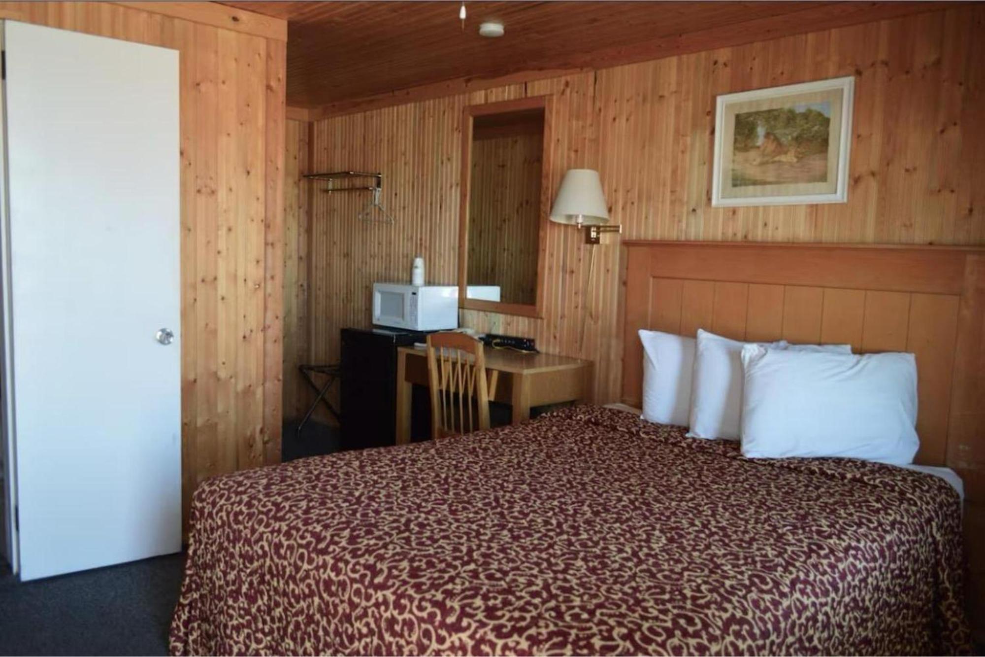 Green Acre Motel By Oyo Near Rush County Airport La Crosse エクステリア 写真