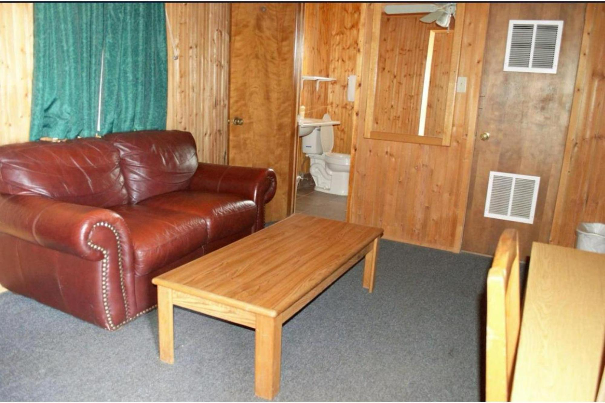 Green Acre Motel By Oyo Near Rush County Airport La Crosse エクステリア 写真