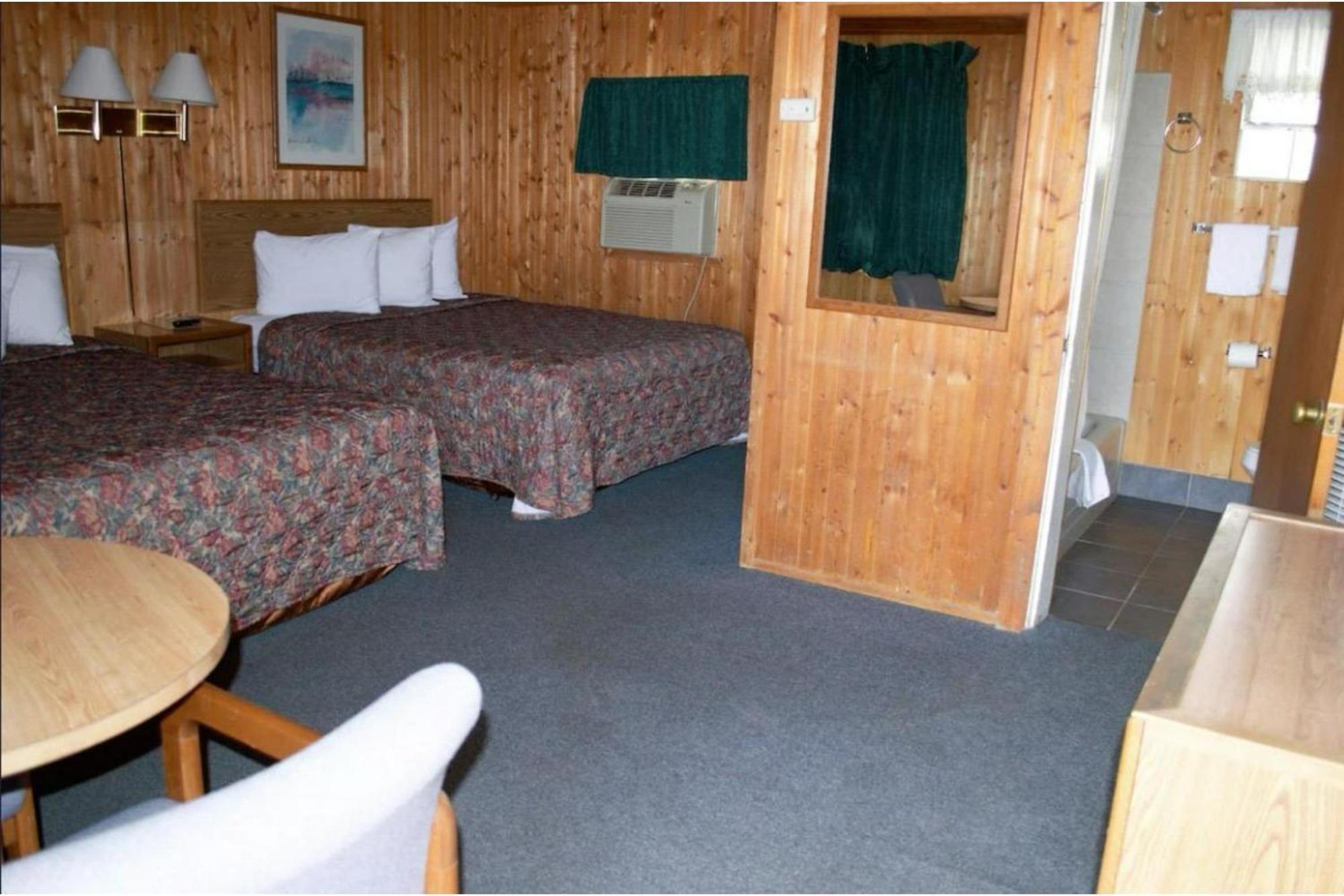 Green Acre Motel By Oyo Near Rush County Airport La Crosse エクステリア 写真