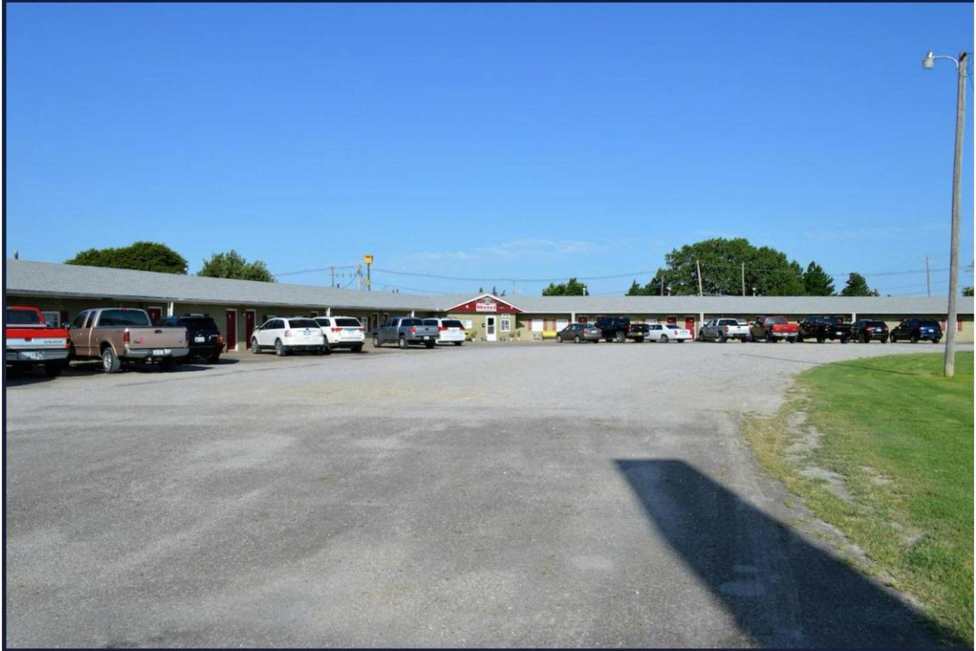 Green Acre Motel By Oyo Near Rush County Airport La Crosse エクステリア 写真