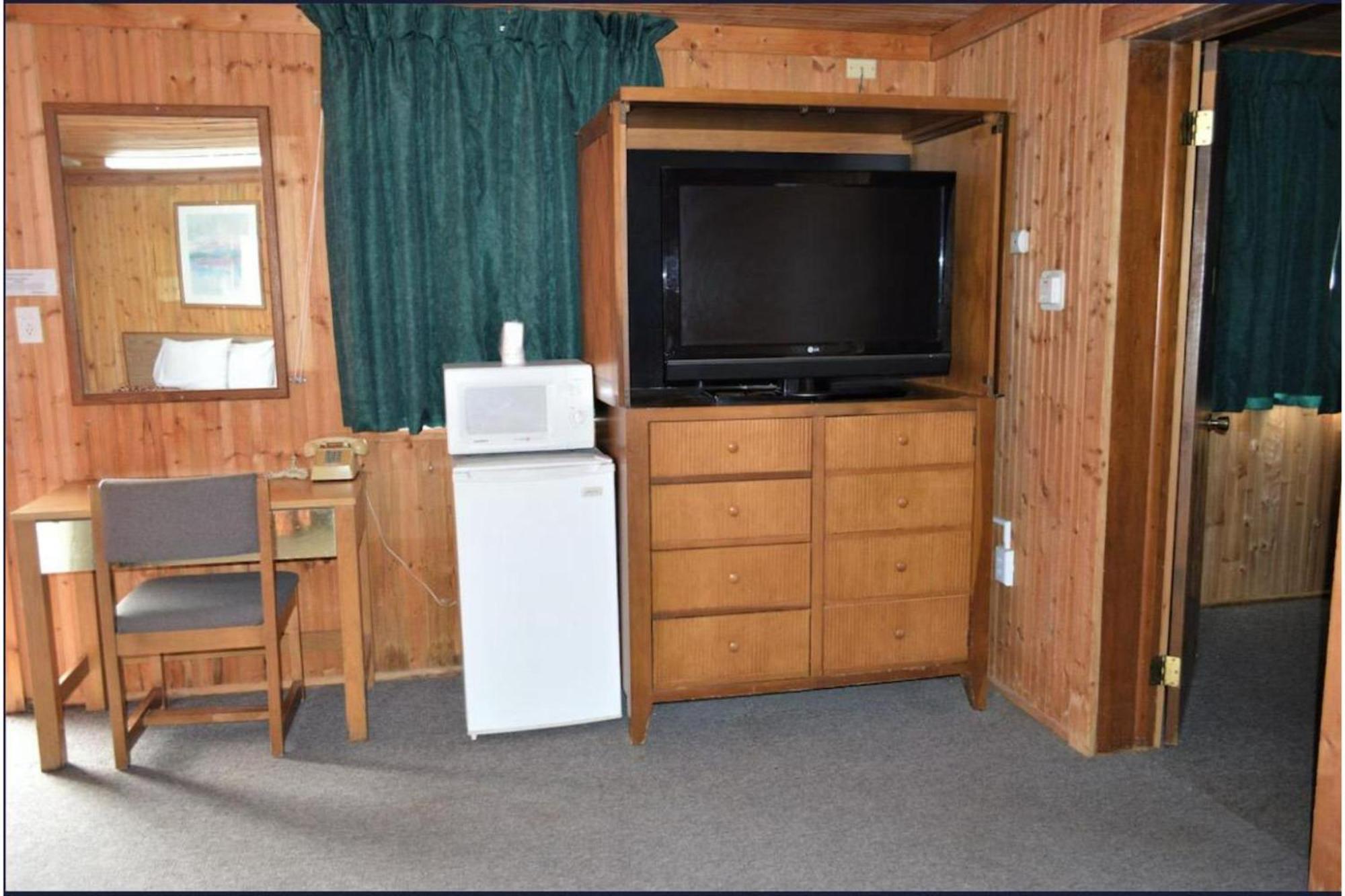 Green Acre Motel By Oyo Near Rush County Airport La Crosse エクステリア 写真
