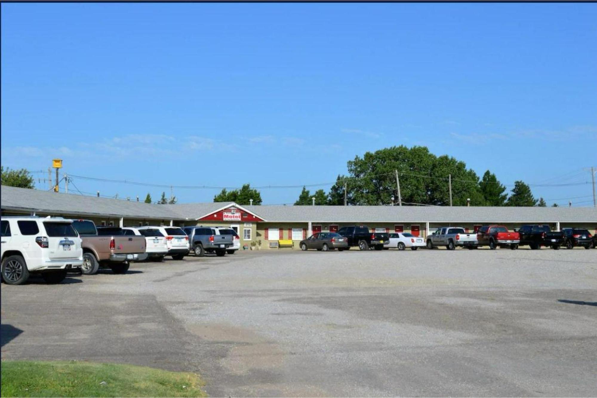 Green Acre Motel By Oyo Near Rush County Airport La Crosse エクステリア 写真
