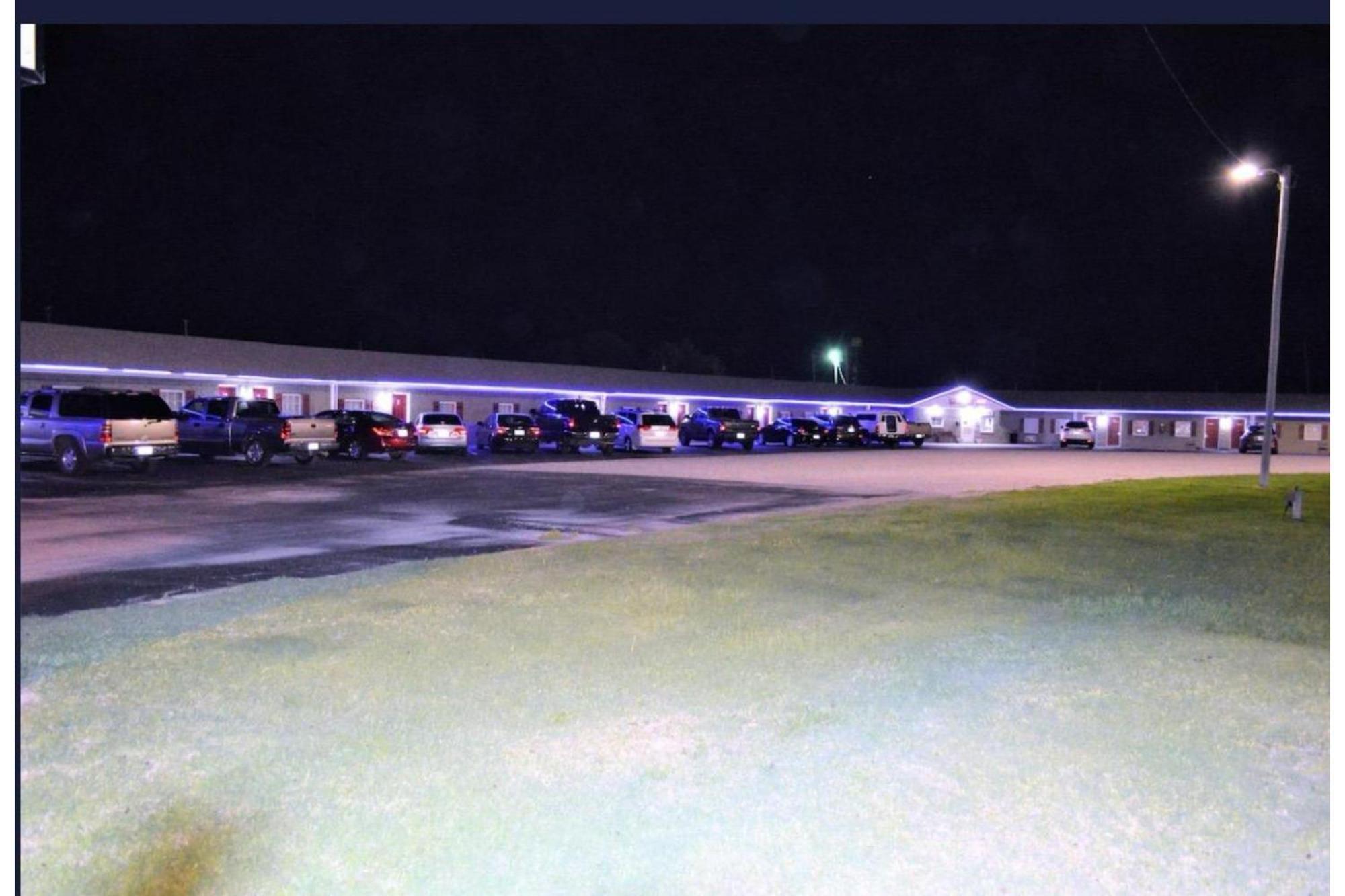 Green Acre Motel By Oyo Near Rush County Airport La Crosse エクステリア 写真