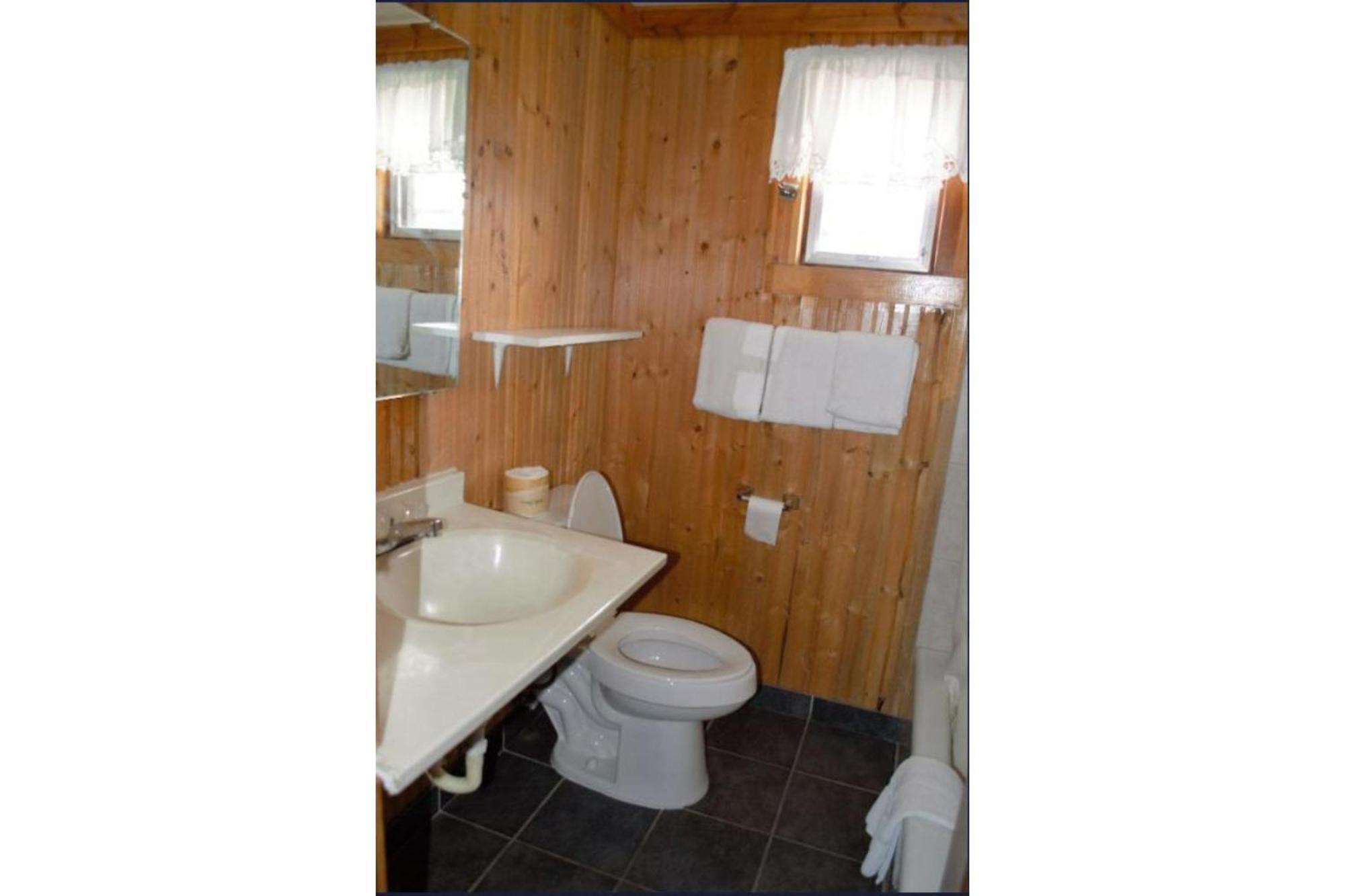 Green Acre Motel By Oyo Near Rush County Airport La Crosse エクステリア 写真