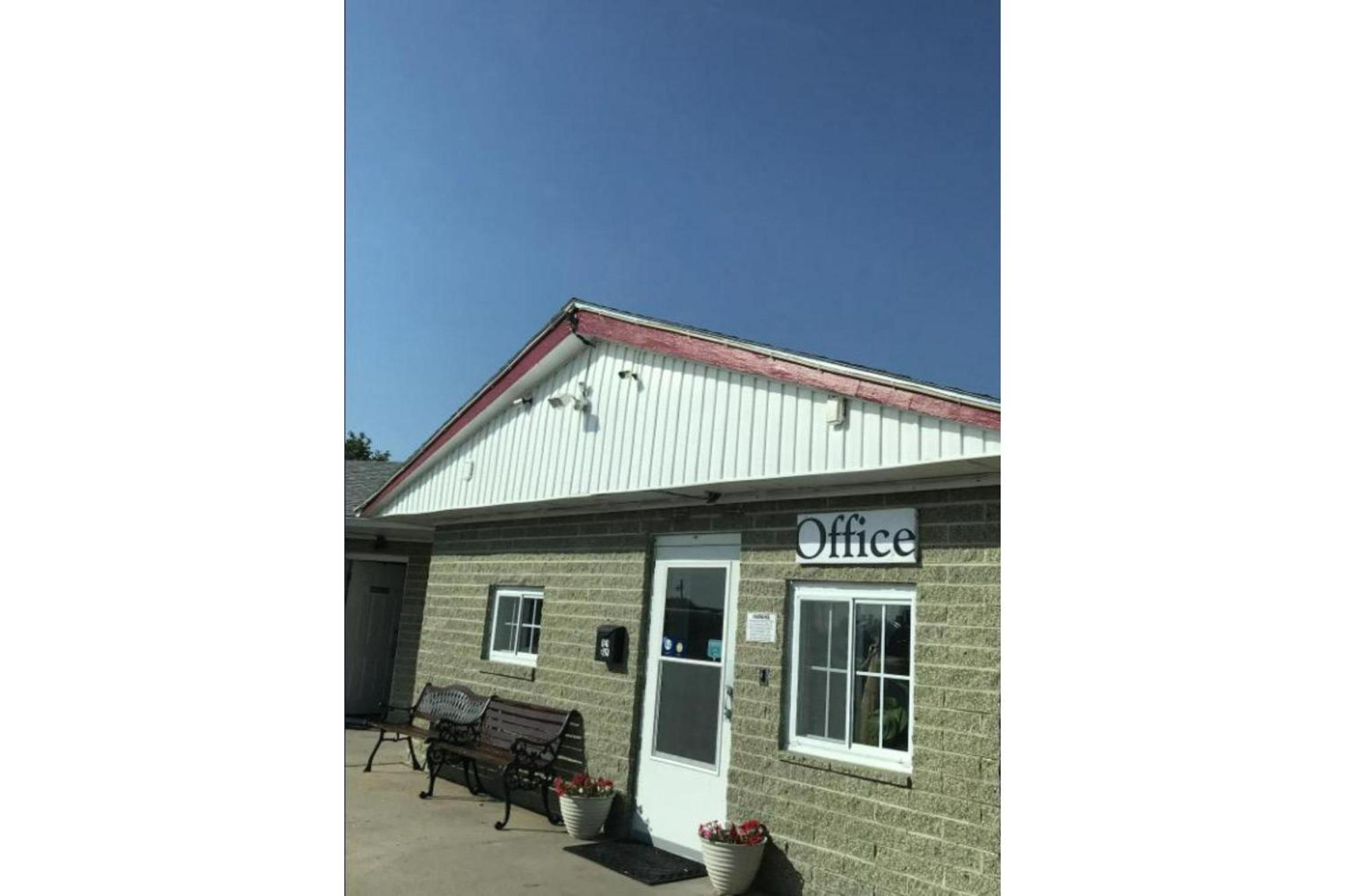 Green Acre Motel By Oyo Near Rush County Airport La Crosse エクステリア 写真