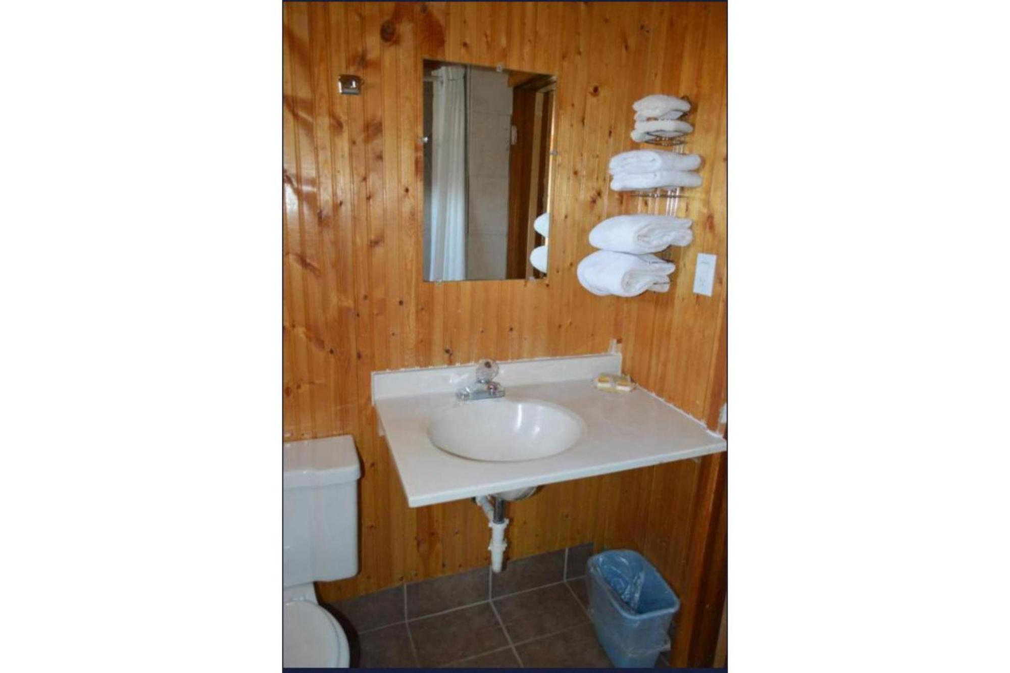 Green Acre Motel By Oyo Near Rush County Airport La Crosse エクステリア 写真